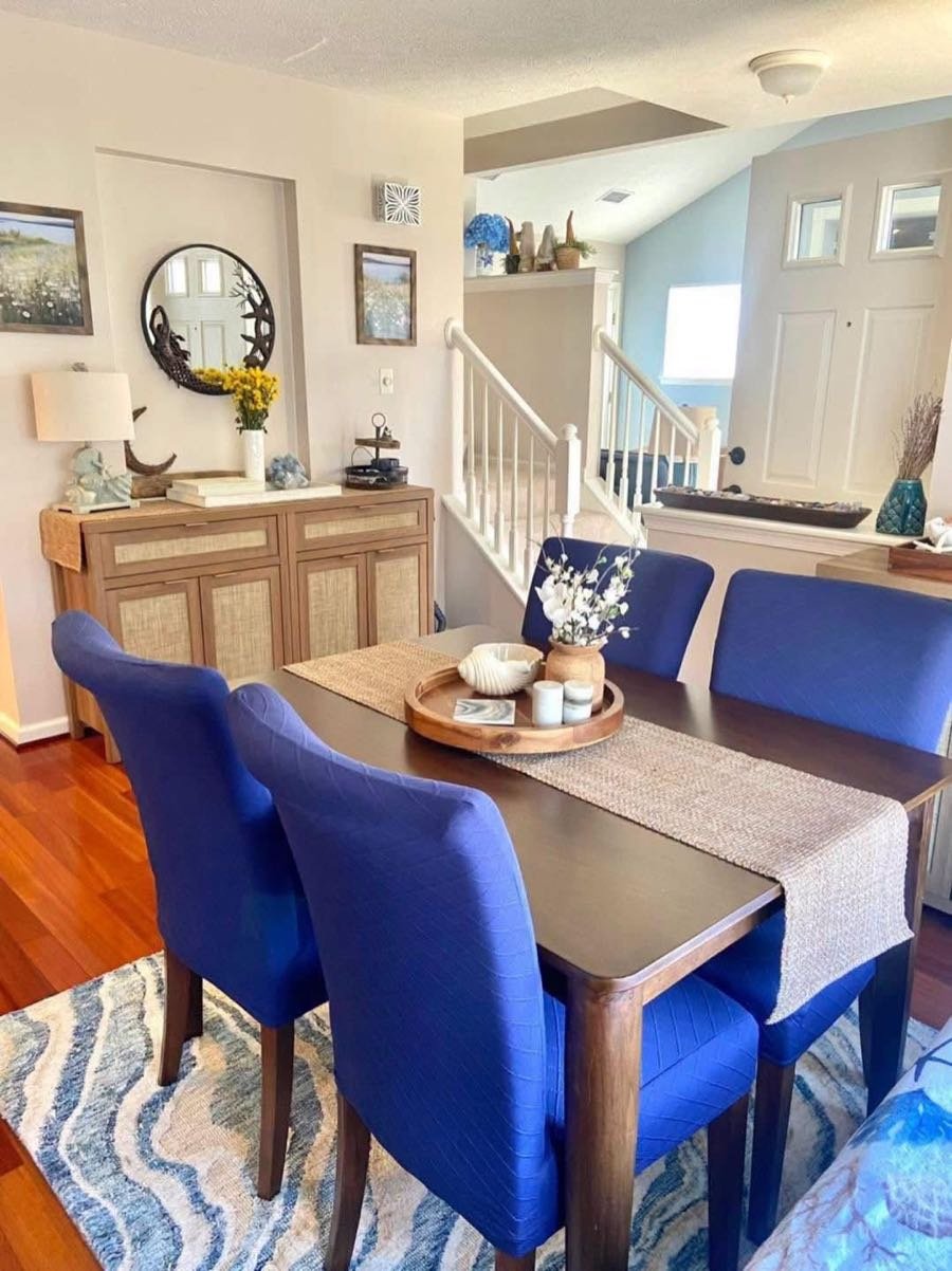 Comedor con mesa de madera oscura y sillas azules