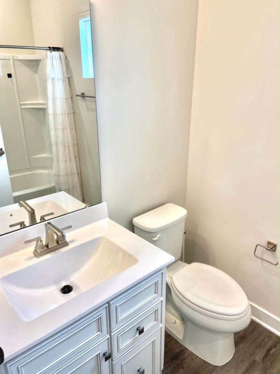 Baño de visitas con mueble blanco